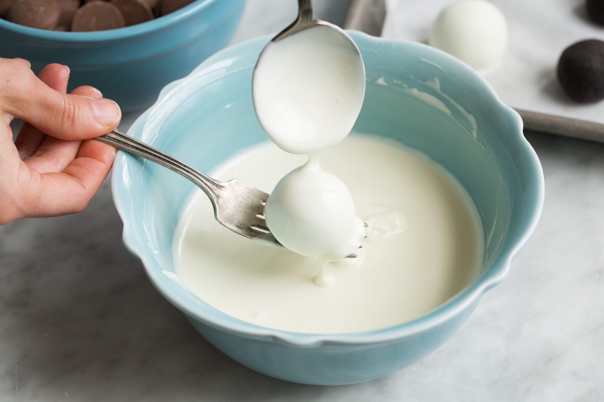 How Should Oreo Truffles Be Stored? Because of the cream cheese they contain Oreo balls should be stored in the refrigerator in an are tight container. Then can sit at room temperature up to 2 hours when serving. Can They be Frozen? Yes, they can be frozen in an airtight container up to 3 months. Thaw in the refrigerator overnight. Dipping an oreo ball in melted white chocolate.