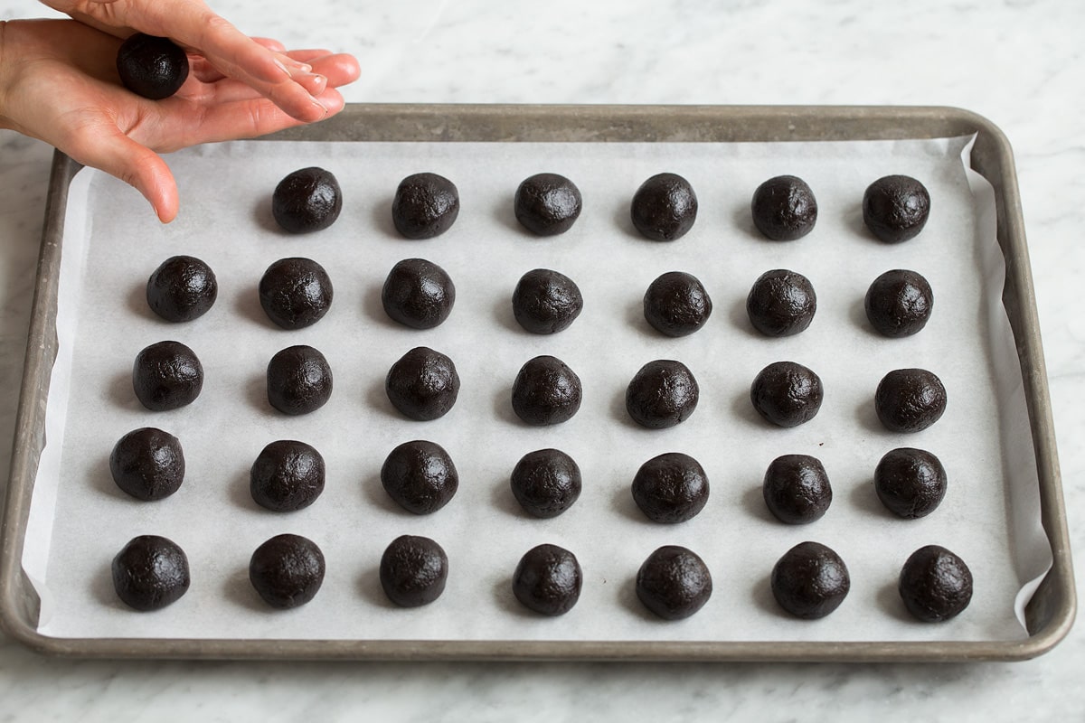 How Should Oreo Truffles Be Stored? Because of the cream cheese they contain Oreo balls should be stored in the refrigerator in an are tight container. Then can sit at room temperature up to 2 hours when serving. Can They be Frozen? Yes, they can be frozen in an airtight container up to 3 months. Thaw in the refrigerator overnight. Uniform rolled oreo balls on a baking sheet.