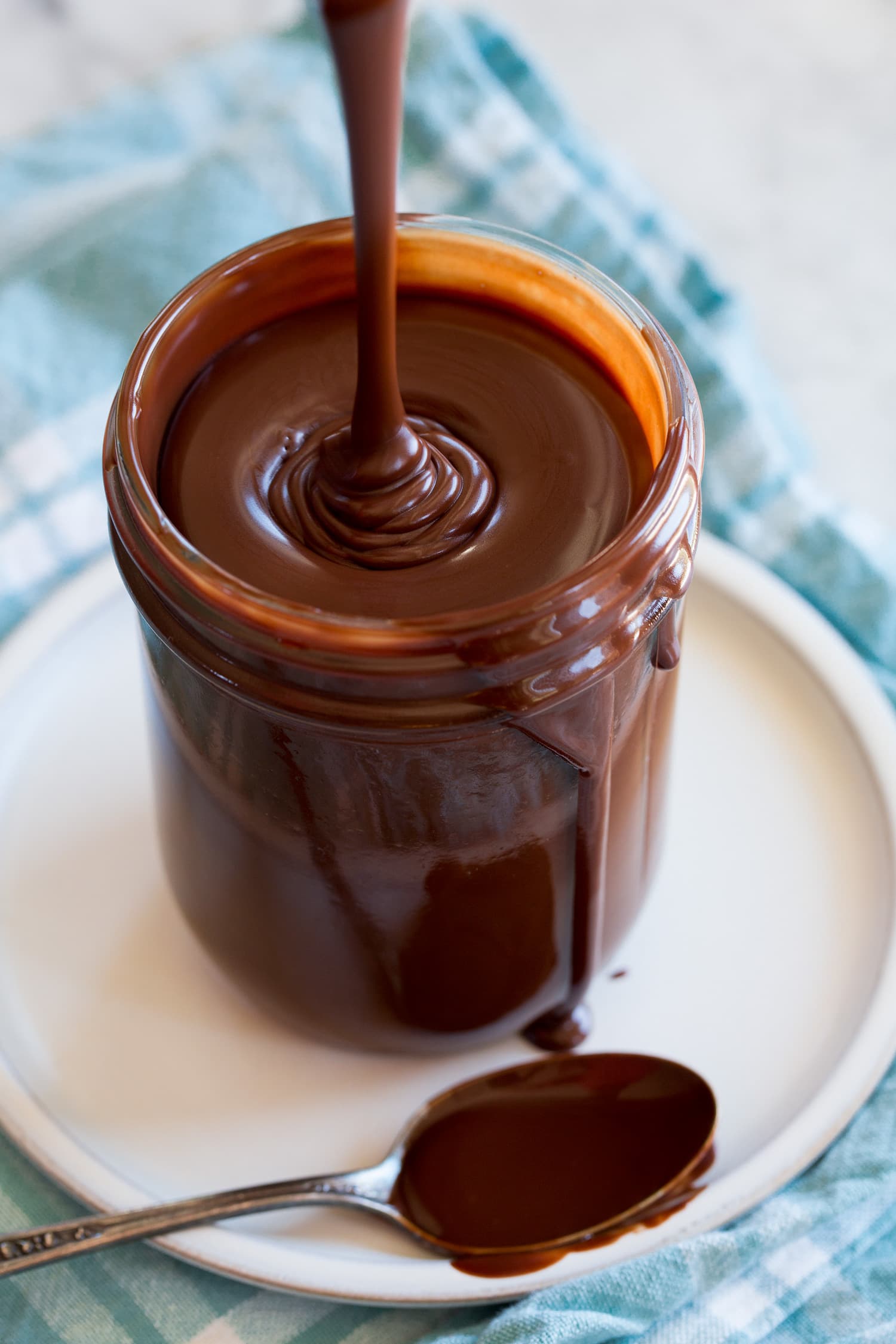 Hot Fudge Sauce Drizzled sauce into cup.